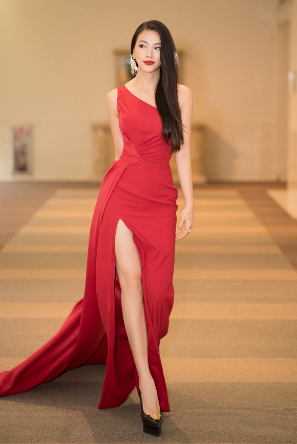Hoa hậu Phương Khánh đẹp như nữ thần với đầm đỏ quyến rũ-1