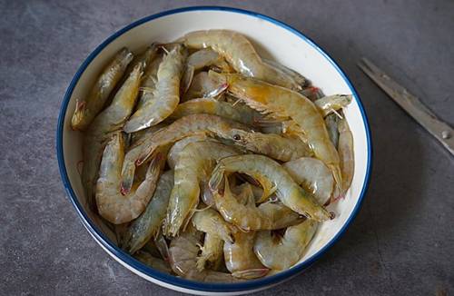 Mẹ đảm nấu tôm không cần bóc vỏ kiểu này, con lười ăn cũng phải chén hết 2 bát cơm-2