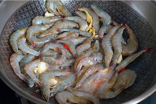 Mẹ đảm nấu tôm không cần bóc vỏ kiểu này, con lười ăn cũng phải chén hết 2 bát cơm-3