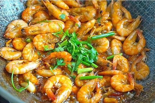 Mẹ đảm nấu tôm không cần bóc vỏ kiểu này, con lười ăn cũng phải chén hết 2 bát cơm-4