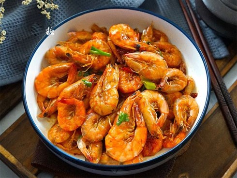 Mẹ đảm nấu tôm không cần bóc vỏ kiểu này, con lười ăn cũng phải 