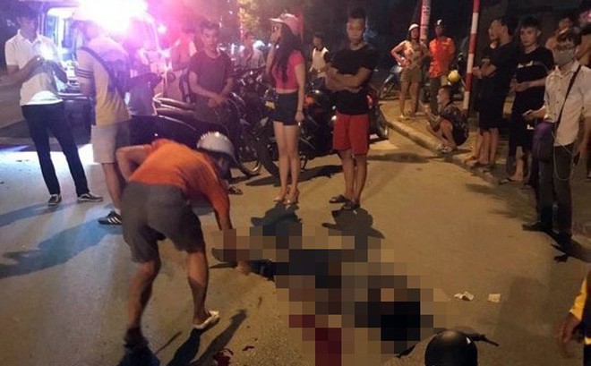 Tông xe máy vào gốc cây trên vỉa hè Hà Nội, nam thanh niên tử vong, cô gái trẻ nguy kịch-2