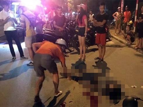 Tông xe máy vào gốc cây trên vỉa hè Hà Nội, nam thanh niên tử vong, cô gái trẻ nguy kịch