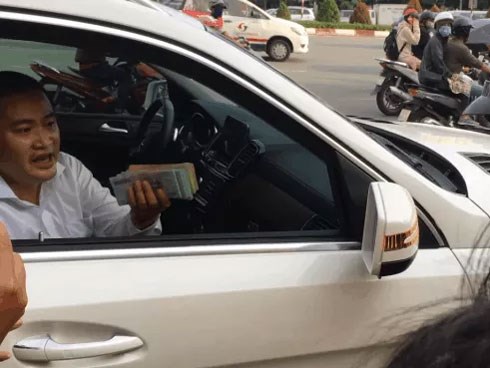 Bị CSGT kiểm tra, chủ xe cầm cọc tiền cố thủ trong xe Mercedes: 'Tài sản một đống, anh xuống sao được'
