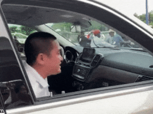 Vụ người xưng chủ xe Mercedes giơ xấp tiền cố thủ trên xe: CSGT nói gì?-3