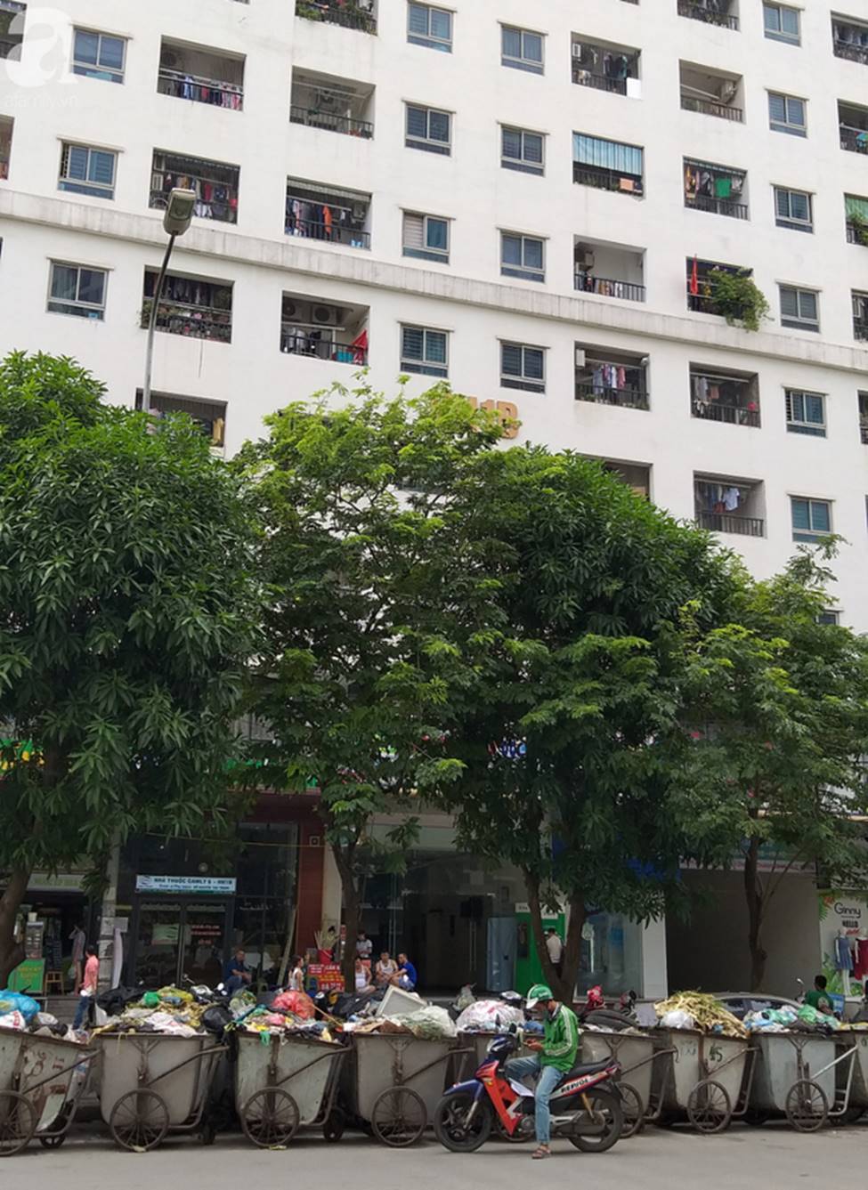 Chung cư HH Linh Đàm và cảnh tượng nhếch nhác, xuống cấp: Rác tập kết trước cổng chung, cảnh họp chợ lộn xộn và cơ sở vật chất ngổn ngang-7