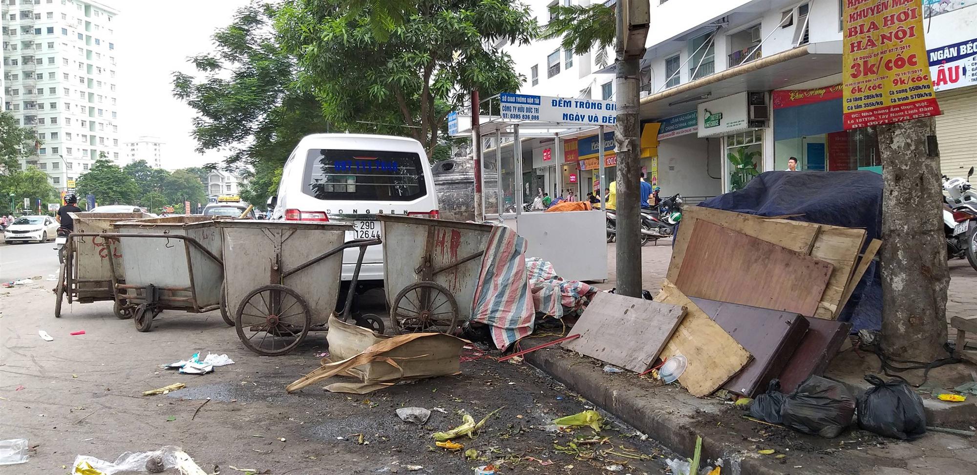 Chung cư HH Linh Đàm và cảnh tượng nhếch nhác, xuống cấp: Rác tập kết trước cổng chung, cảnh họp chợ lộn xộn và cơ sở vật chất ngổn ngang-9