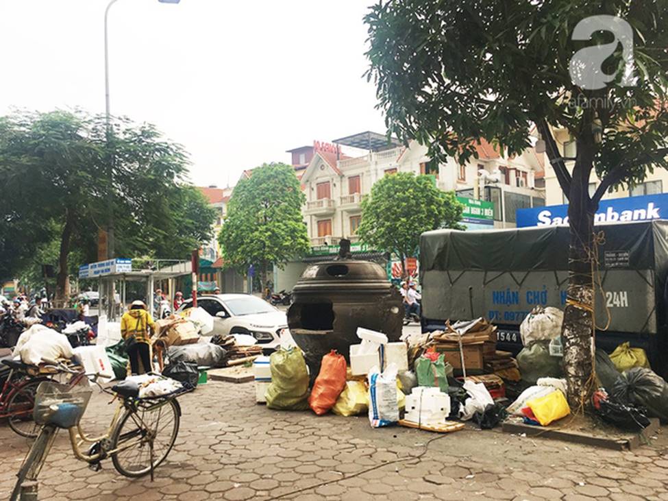 Chung cư HH Linh Đàm và cảnh tượng nhếch nhác, xuống cấp: Rác tập kết trước cổng chung, cảnh họp chợ lộn xộn và cơ sở vật chất ngổn ngang-15