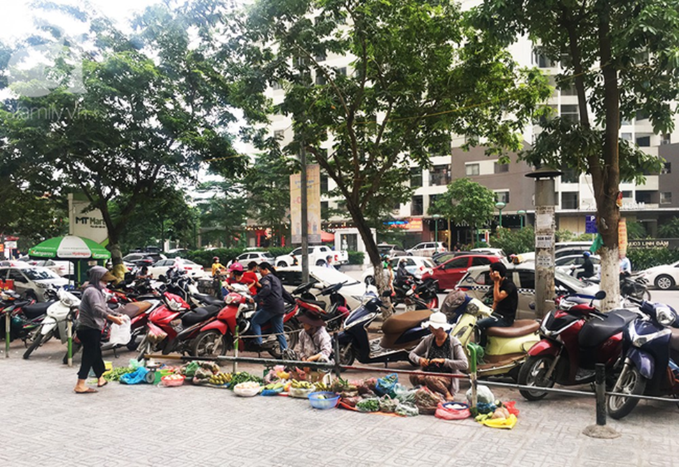 Chung cư HH Linh Đàm và cảnh tượng nhếch nhác, xuống cấp: Rác tập kết trước cổng chung, cảnh họp chợ lộn xộn và cơ sở vật chất ngổn ngang-14