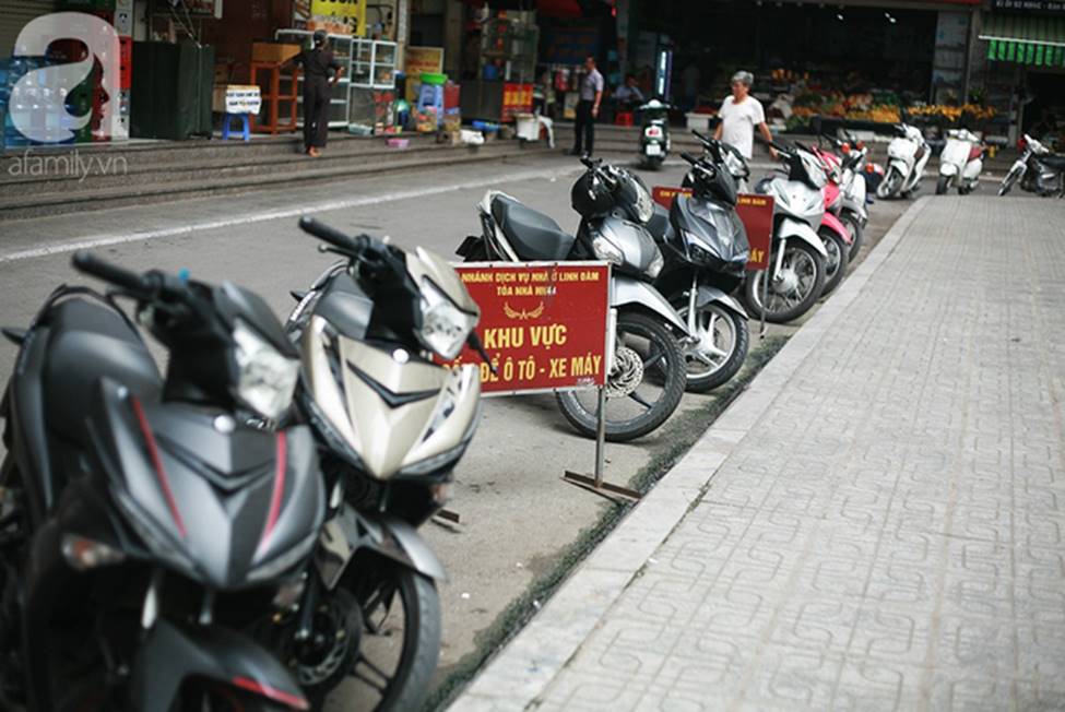 Chung cư HH Linh Đàm và cảnh tượng nhếch nhác, xuống cấp: Rác tập kết trước cổng chung, cảnh họp chợ lộn xộn và cơ sở vật chất ngổn ngang-18