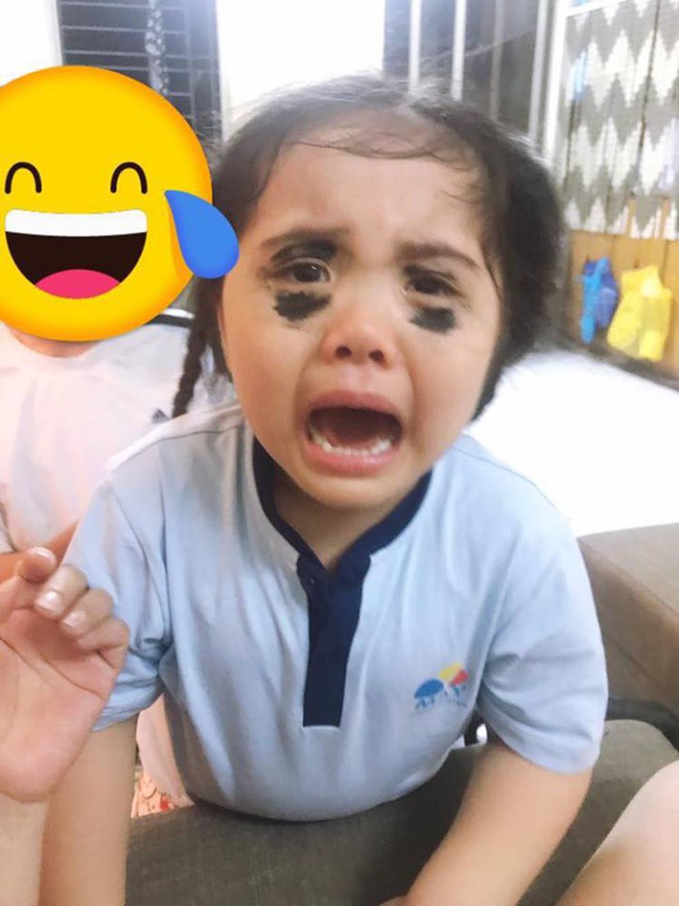 Bé gái xem điện thoại nhiều bị mẹ tô mắt đen sì để dọa, khóc nức nở khiến dân mạng vừa thương vừa cười vỡ bụng-1