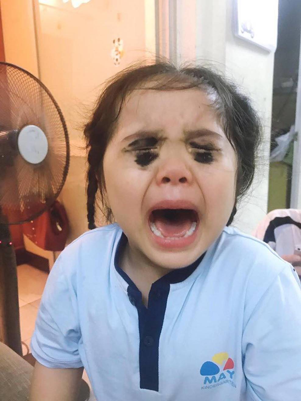 Bé gái xem điện thoại nhiều bị mẹ tô mắt đen sì để dọa, khóc nức nở khiến dân mạng vừa thương vừa cười vỡ bụng-2