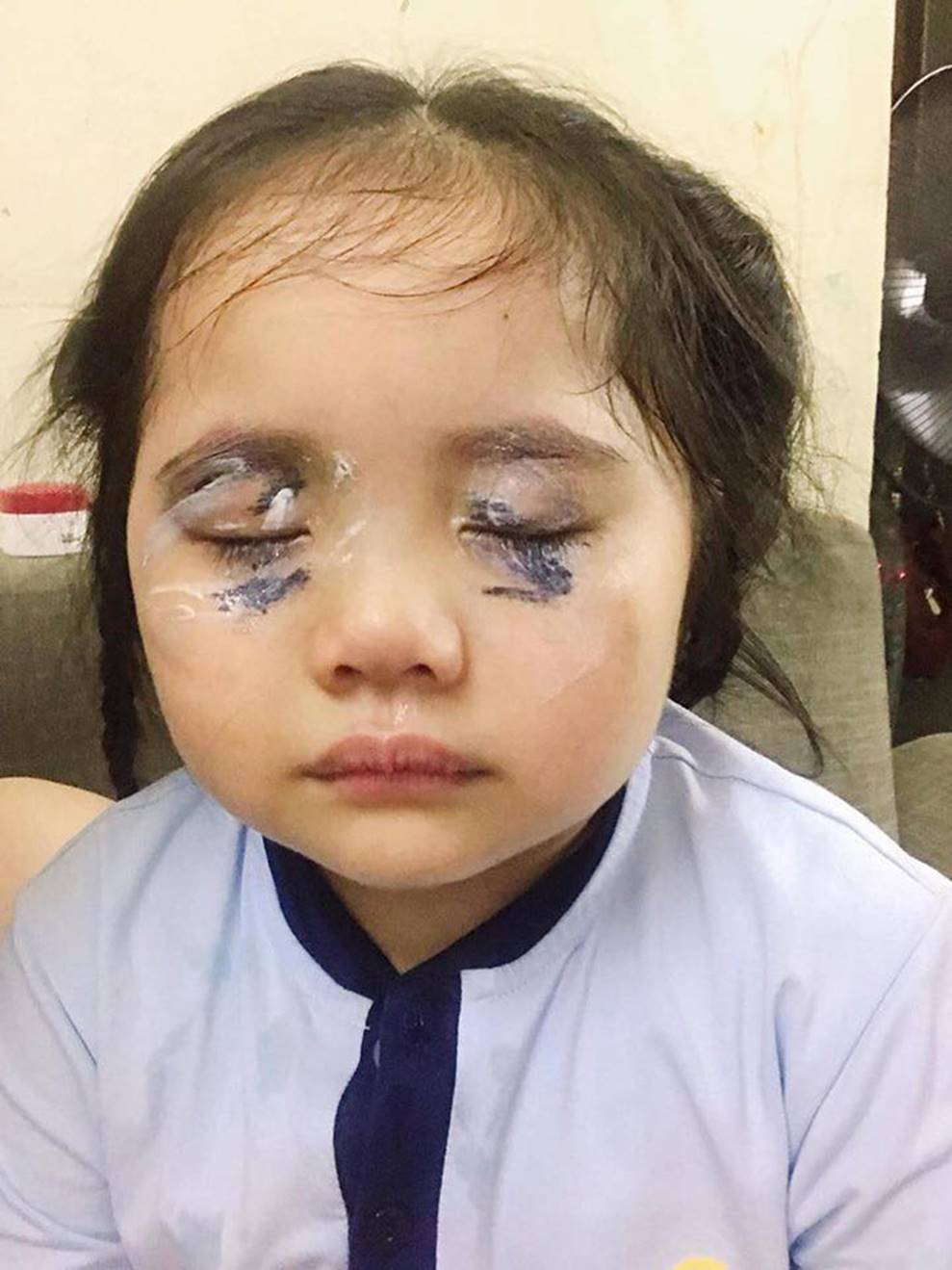 Bé gái xem điện thoại nhiều bị mẹ tô mắt đen sì để dọa, khóc nức nở khiến dân mạng vừa thương vừa cười vỡ bụng-3