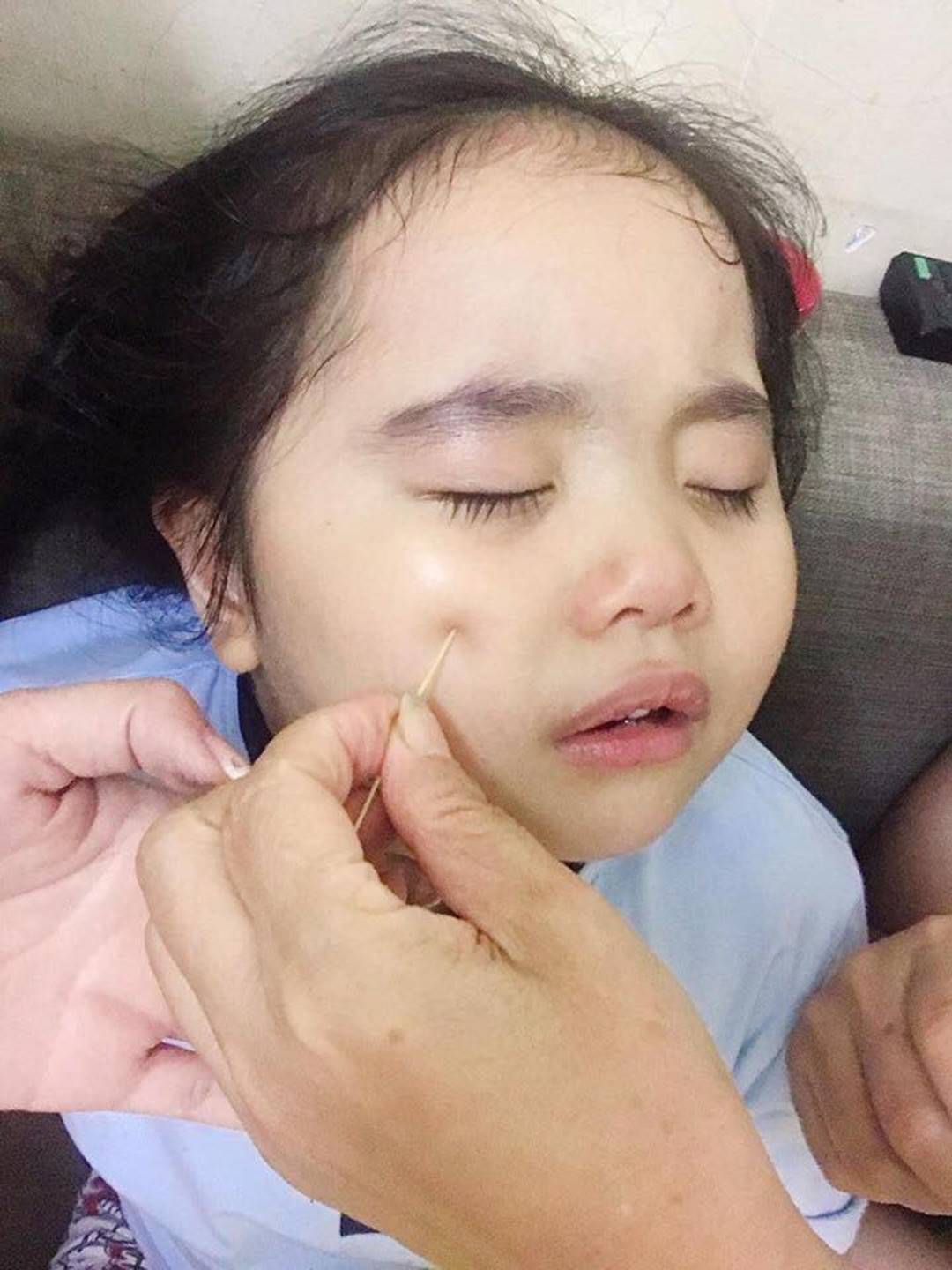 Bé gái xem điện thoại nhiều bị mẹ tô mắt đen sì để dọa, khóc nức nở khiến dân mạng vừa thương vừa cười vỡ bụng-4