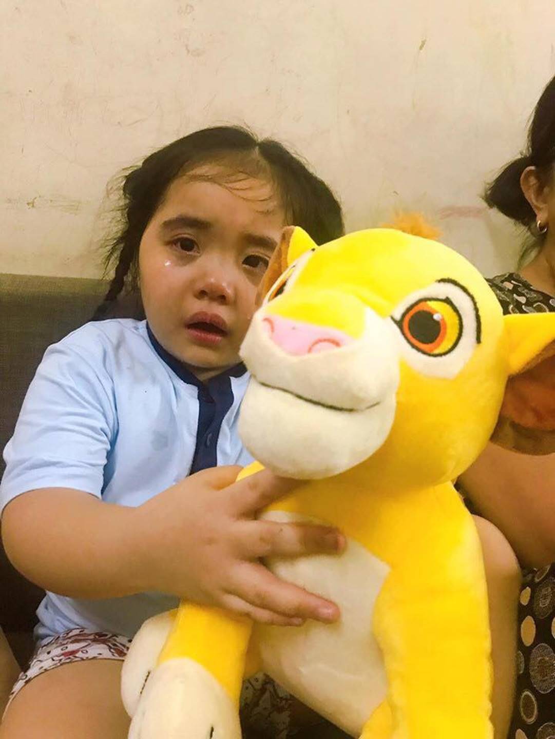 Bé gái xem điện thoại nhiều bị mẹ tô mắt đen sì để dọa, khóc nức nở khiến dân mạng vừa thương vừa cười vỡ bụng-5