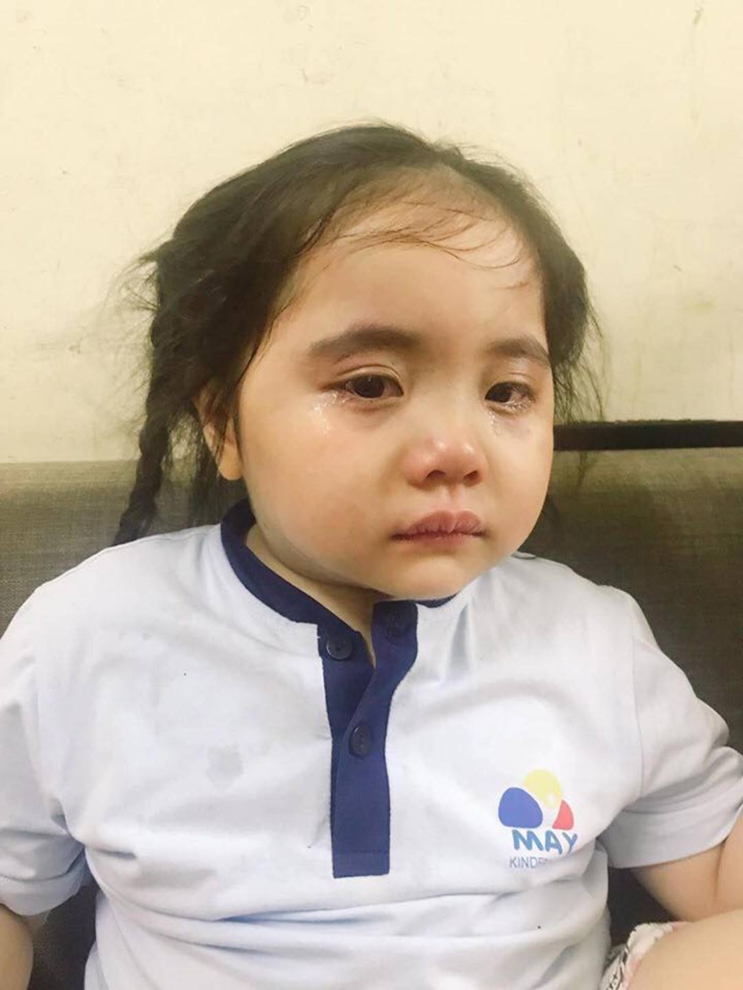 Bé gái xem điện thoại nhiều bị mẹ tô mắt đen sì để dọa, khóc nức nở khiến dân mạng vừa thương vừa cười vỡ bụng-6