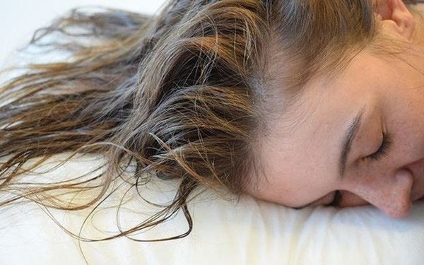 Những thói quen khi ngủ nhiều người đang làm gây hại cho sức khỏe - Ảnh 2.