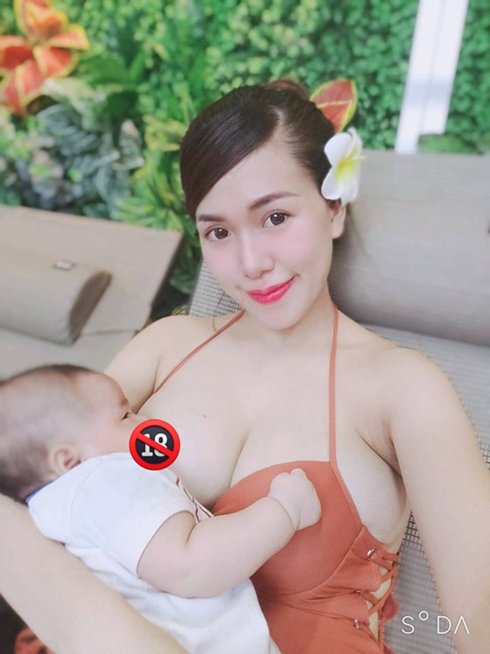 Hot Girl Cho Con Bú: Người Được Khen Đẹp, Kẻ Bị Chê Phản Cảm | Tin Tức  Online