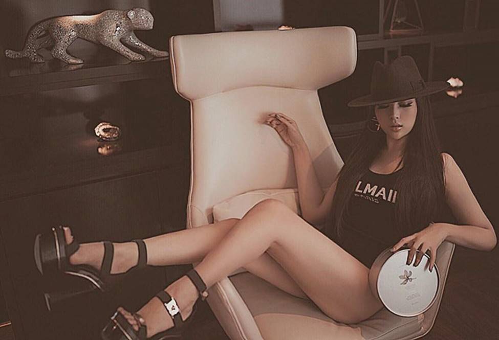 Hot girl cho con bú: Người được khen đẹp nao lòng, người bị chê phản cảm-6