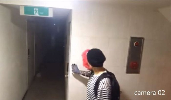 Đoạn clip gây rùng mình vài giờ qua: Kẻ biến thái đeo mặt nạ hề lẻn vào khu nhà trọ, liên tục nhấn mật mã để đột nhập vào nhà-5