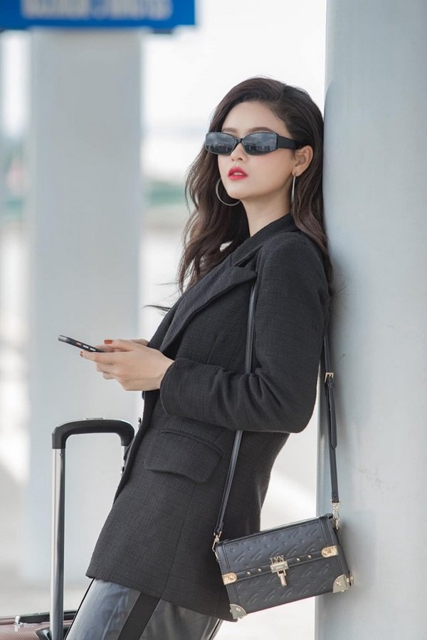 Diện cây đồ đen cực ngầu, Trương Quỳnh Anh vẫn khoe khéo vòng 1 khiến fan trông mòn con mắt”-3