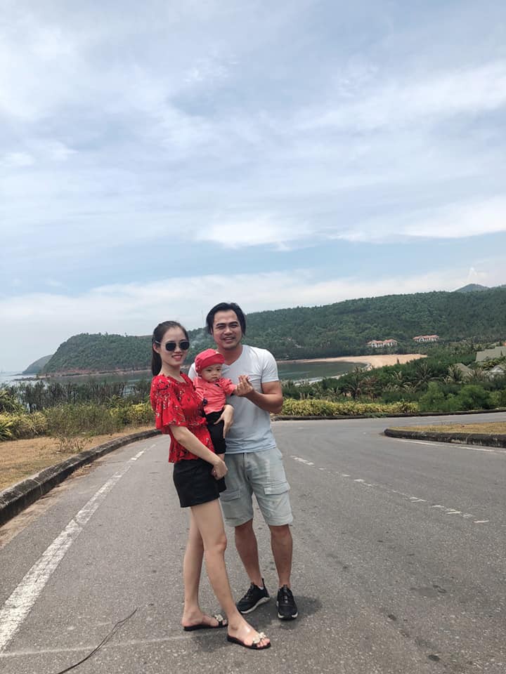 Trên phim cùng say mê chị Huệ (Thu Quỳnh) nhưng ngoài đời cả Tuấn Tú và Trọng Hùng đều đã có vợ xinh đẹp chẳng kém-9