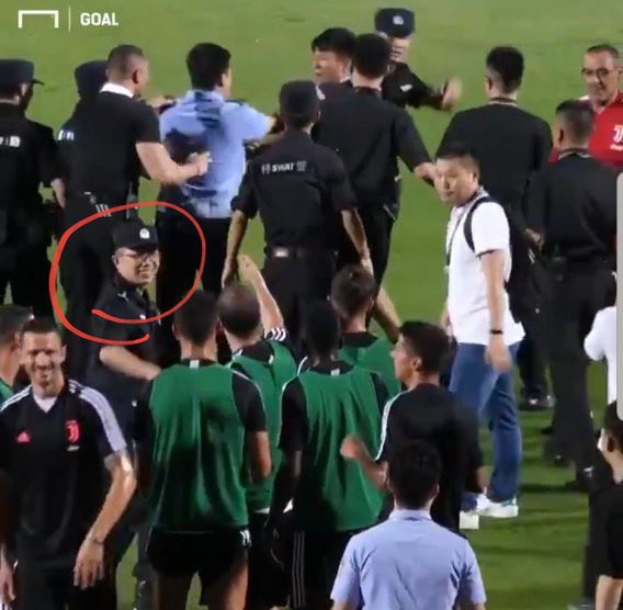 Thấy nhân viên an ninh bắt giữ fan quá khích, Ronaldo có hành động khó tin khiến ai cũng ngỡ ngàng-1