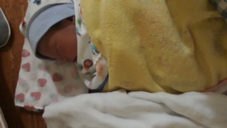 Người mẹ đi ô tô tới bỏ con trai 1 ngày tuổi trước cổng chùa kèm bức thư không đủ khả năng nuôi-1