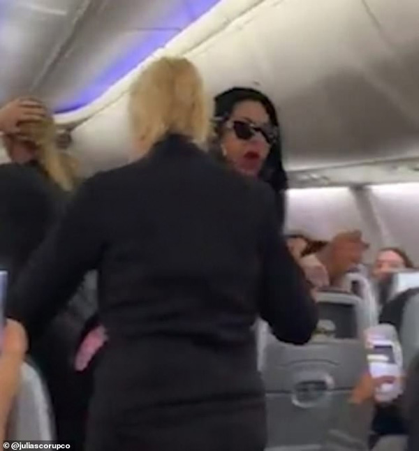 Phát hiện bạn trai soi gái trên máy bay, cô gái nổi cơn tam bành ra tay trừng trị khiến cả chuyến bay được phen náo loạn-3