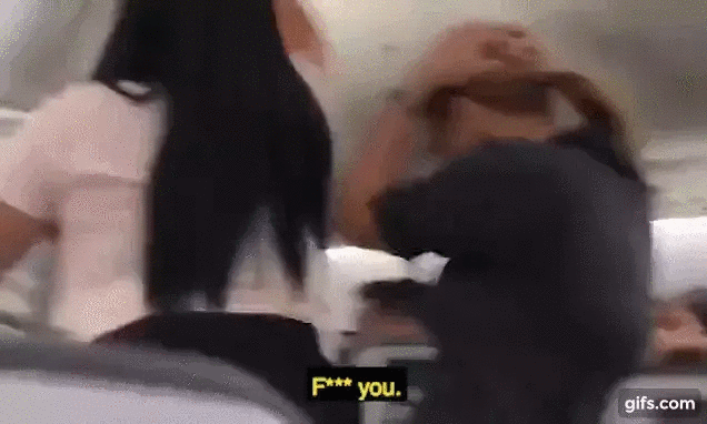 Phát hiện bạn trai soi gái trên máy bay, cô gái nổi cơn tam bành ra tay trừng trị khiến cả chuyến bay được phen náo loạn-1