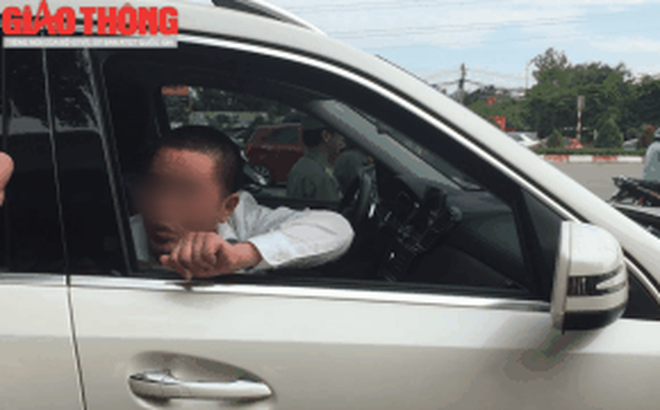Vụ người xưng chủ xe Mercedes giơ xấp tiền cố thủ trên xe: CSGT nói gì?-1
