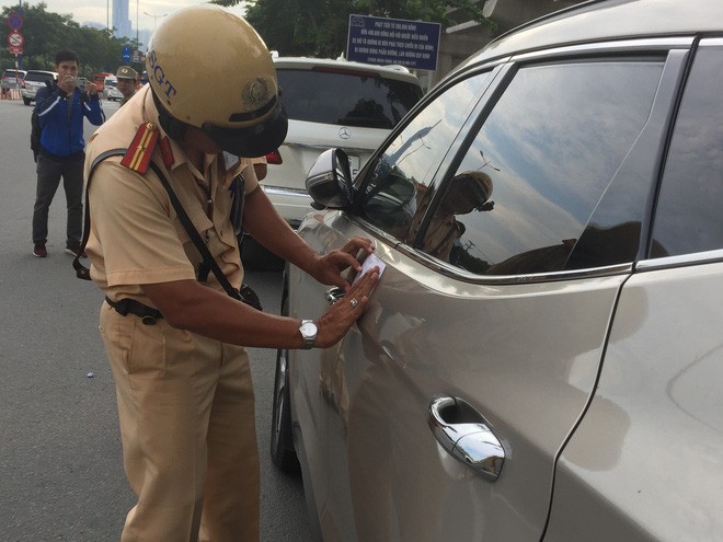 Vụ người xưng chủ xe Mercedes giơ xấp tiền cố thủ trên xe: CSGT nói gì?-2