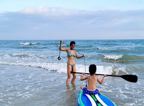 Hồng Nhung U50 khoe thân hình săn chắc khó tin với bikini-5