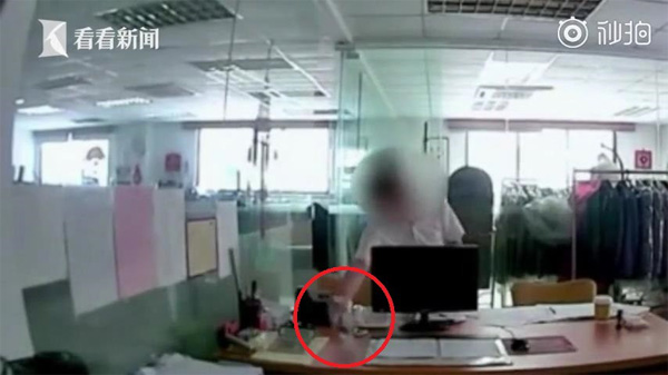 Phát hiện trà có mùi vị lạ, người đàn ông lén lắp camera quan sát và phát hiện ra hành vi ác độc của đồng nghiệp-1