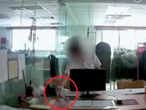 Phát hiện trà có mùi vị lạ, người đàn ông lén lắp camera quan sát và phát hiện ra hành vi ác độc của đồng nghiệp