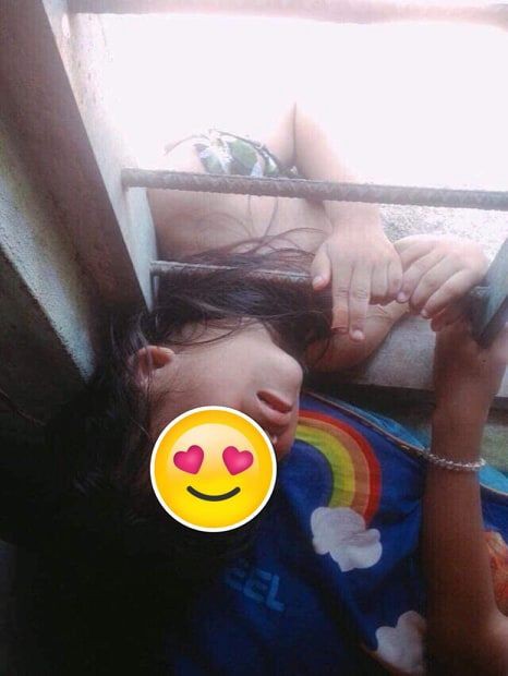 Chơi dại chui đầu qua song sắt, cô bé khiến người lớn phải dùng biện pháp mạnh để cứu-1