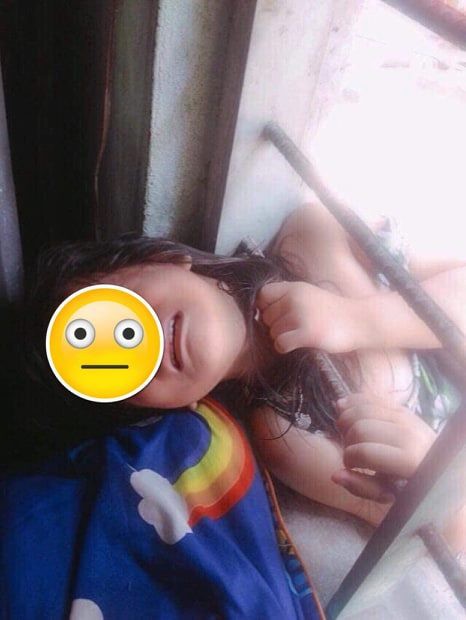 Chơi dại chui đầu qua song sắt, cô bé khiến người lớn phải dùng biện pháp mạnh để cứu-2