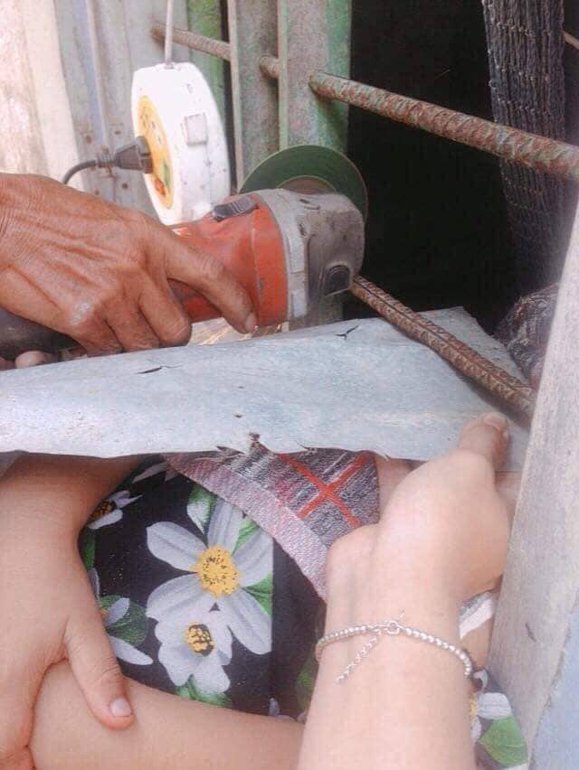 Chơi dại chui đầu qua song sắt, cô bé khiến người lớn phải dùng biện pháp mạnh để cứu-4