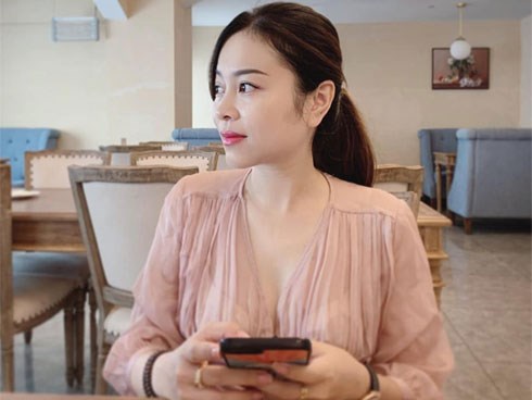 Lâu lâu mặc đồ sexy đi làm, Hằng Túi hoảng hồn khi bị chồng nhận xét một câu “cực thâm”