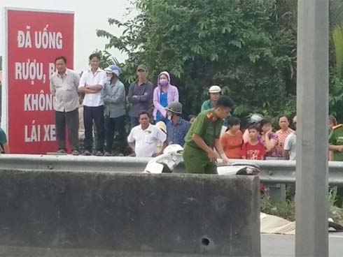 Nhiều tuyến phố Hà Nội ngập lụt, hàng loạt xe chết máy sau trận mưa lớn trưa nay-12