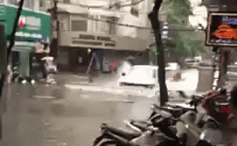 Nhiều tuyến phố Hà Nội ngập lụt, hàng loạt xe chết máy sau trận mưa lớn trưa nay-1