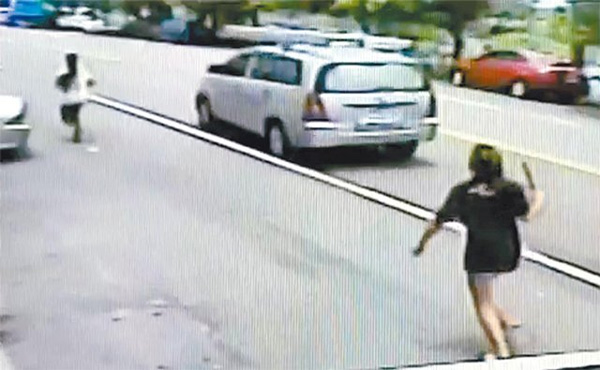 Mẹ bắt làm việc nhà cho tự lập, con gái 16 tuổi cầm dao rượt suýt gây án mạng-1