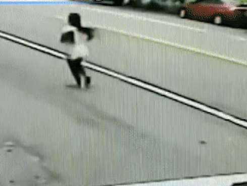 Đứa trẻ 9 tuổi bị gã tâm thần tấn công suốt 30 phút đến mất mạng mà không ai ngăn cản chỉ vì nghĩ người cha đang dạy dỗ con-3