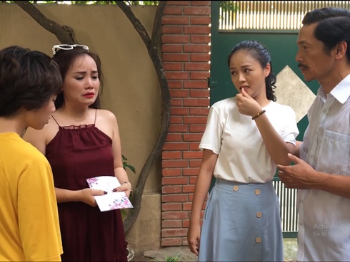 Vừa lái ô tô, nữ tài xế vừa cầm điện thoại, hát karaoke-1