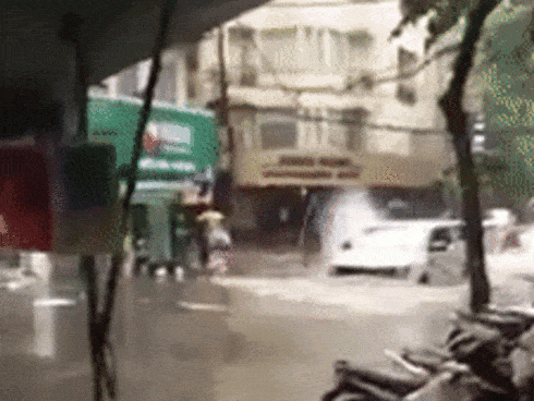 Xe bán tải phóng nhanh dưới đường ngập nước gây tranh cãi-1