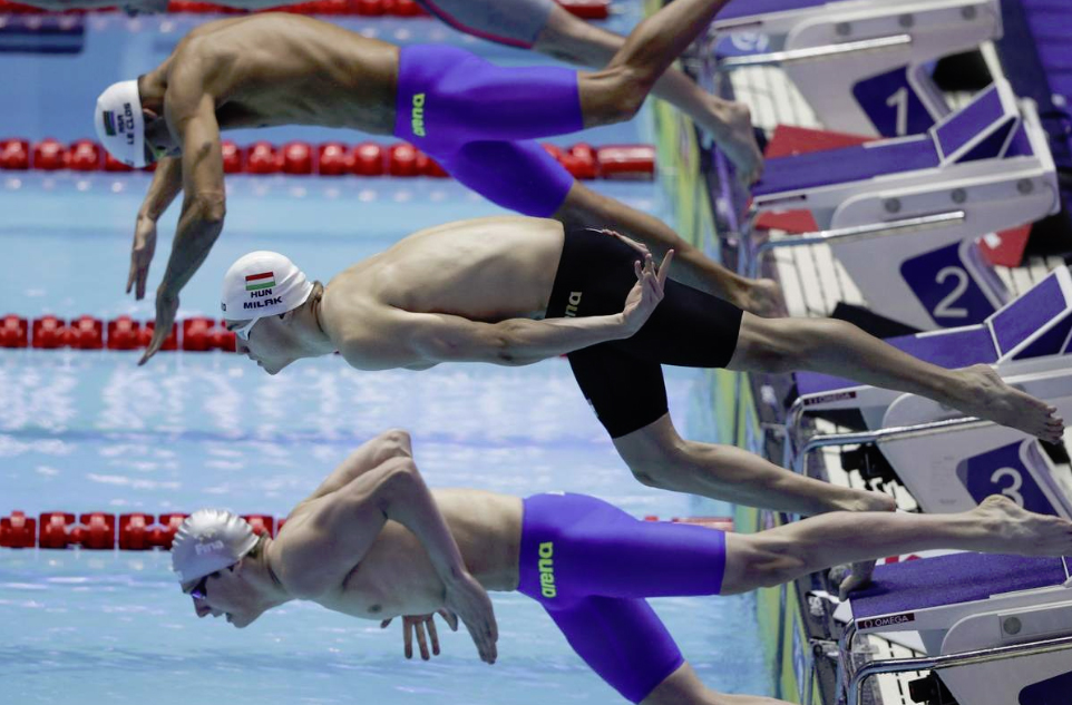 Kình ngư 19 tuổi phá kỷ lục bơi 200m bướm của Michael Phelps-1