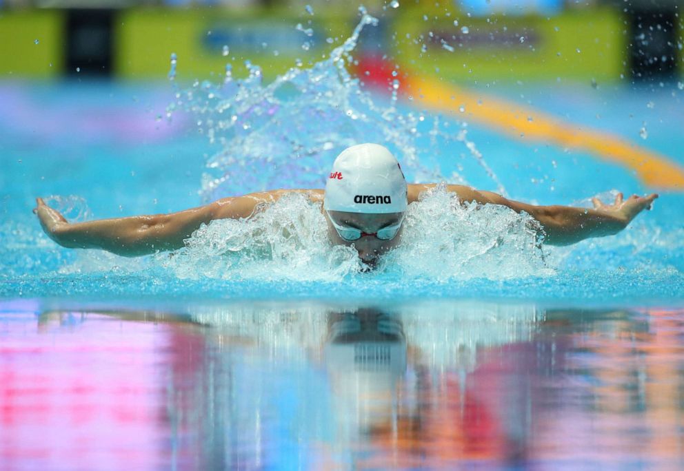 Kình ngư 19 tuổi phá kỷ lục bơi 200m bướm của Michael Phelps-2