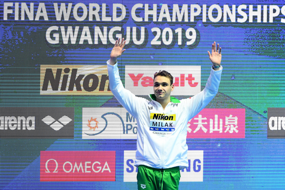 Kình ngư 19 tuổi phá kỷ lục bơi 200m bướm của Michael Phelps-9