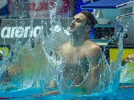 Kình ngư 19 tuổi phá kỷ lục bơi 200m bướm của Michael Phelps