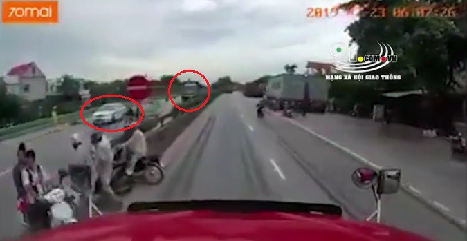 Thượng tá CSGT phản bác suy luận xe CSGT đỗ giữa đường khiến xe tải đánh lái đè chết 5 người-1